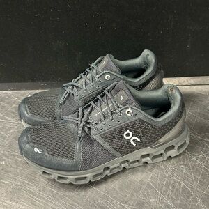 On Cloud Women Size 7.5